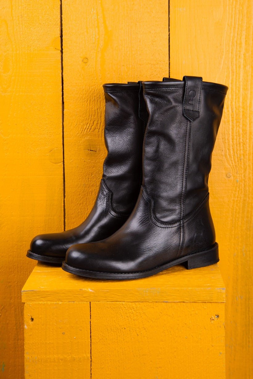 Benheart Agnese 5555 women’s black leather boots, front angled view.