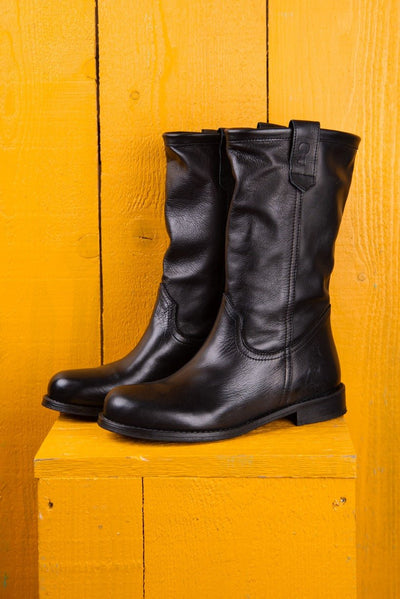 Benheart Agnese 5555 women’s black leather boots, front angled view.