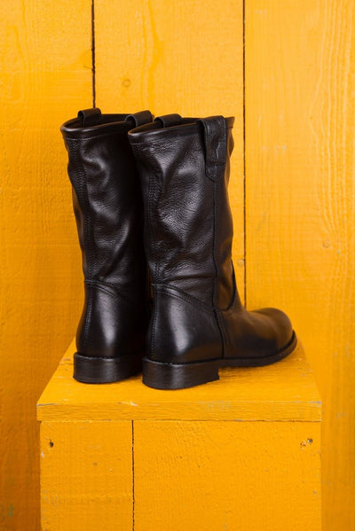 Benheart Agnese 5555 women’s black leather boots, rear angled view.