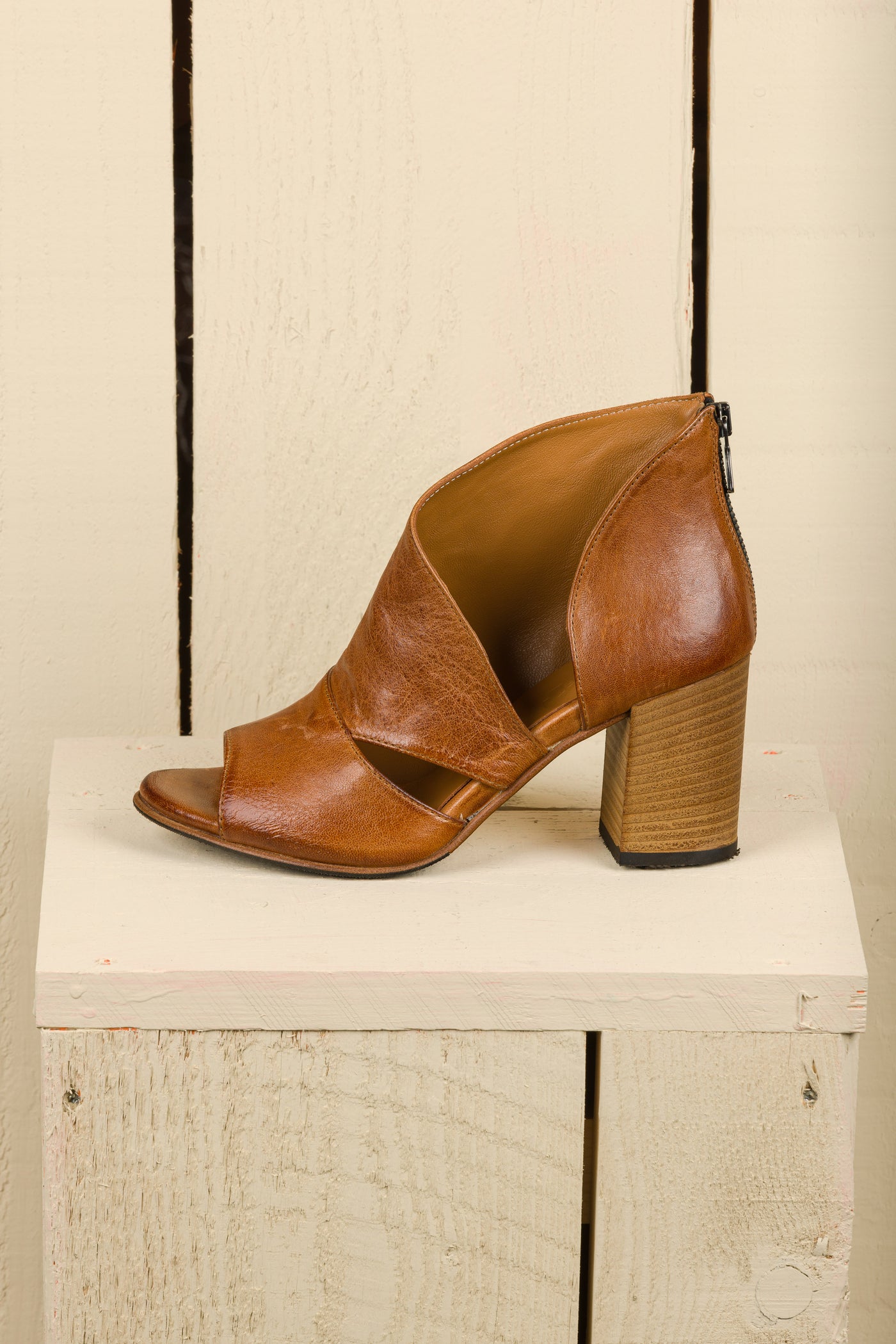 Side view of Aria V443 women's block heel sandals in cerro leather, showing open toe and front overlay