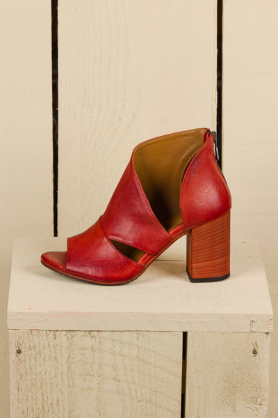 Side angled view of Aria V443 women's porpora leather block heel sandals with open toe and front overlay.