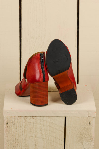 Rear view of Aria V443 women's porpora buffalo leather block heel sandals, left shoe standing, right shoe showing sole
