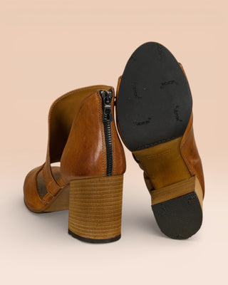 Rear view of ARIA V443 women's sandals in cerro buffalo leather, left shoe standing, right shoe showing sole