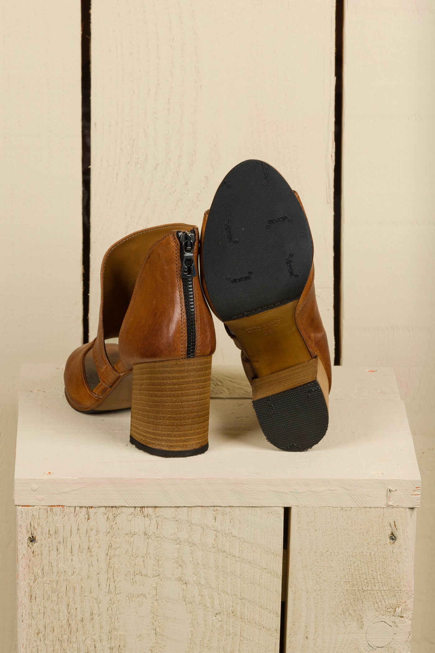 Rear view of ARIA V443 women's sandals in cerro buffalo leather, left shoe standing, right shoe showing sole