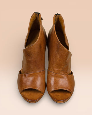 Front-angled view of Aria V443 women's block heel sandals in cerro buffalo leather, Made in Italy