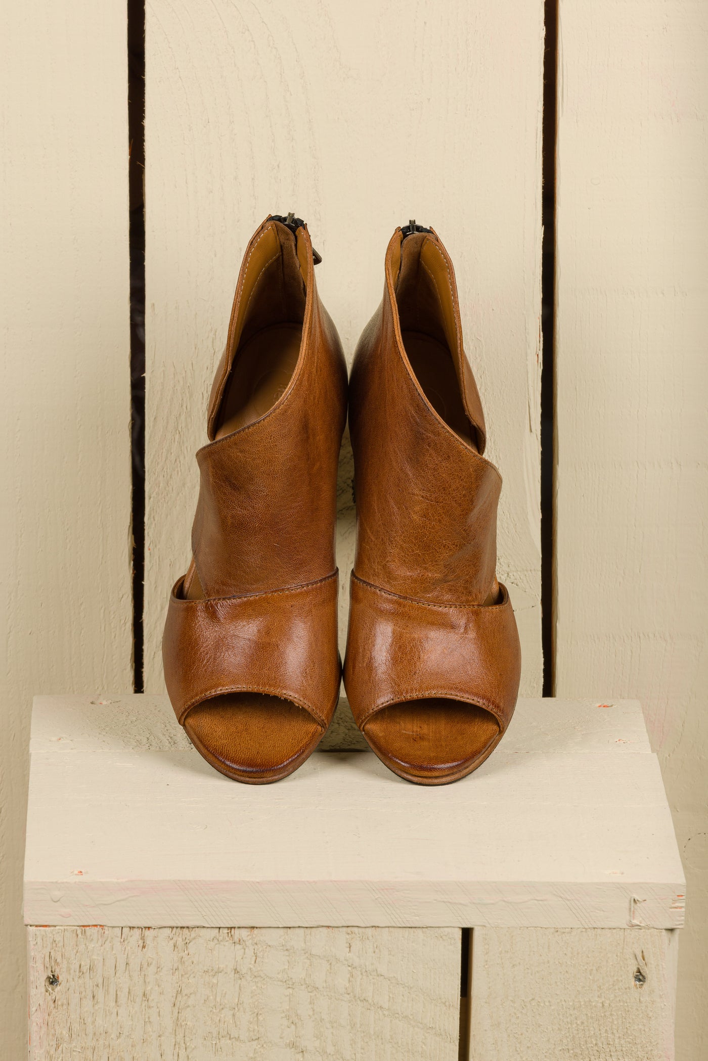 Front-angled view of Aria V443 women's block heel sandals in cerro buffalo leather, Made in Italy