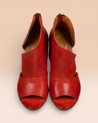 Front-angled view of Aria V443 women's block heel sandals in purple buffalo leather, Made in Italy