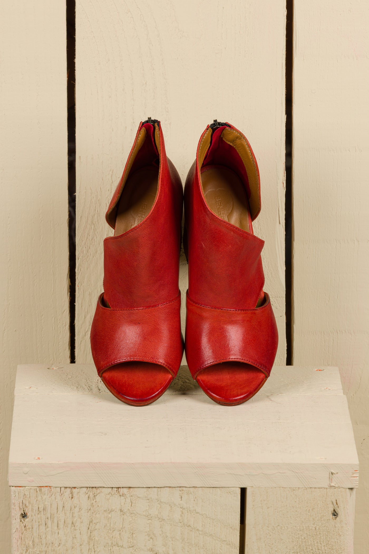 Front-angled view of Aria V443 women's block heel sandals in purple buffalo leather, Made in Italy