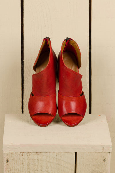 Front-angled view of Aria V443 women's block heel sandals in purple buffalo leather, Made in Italy