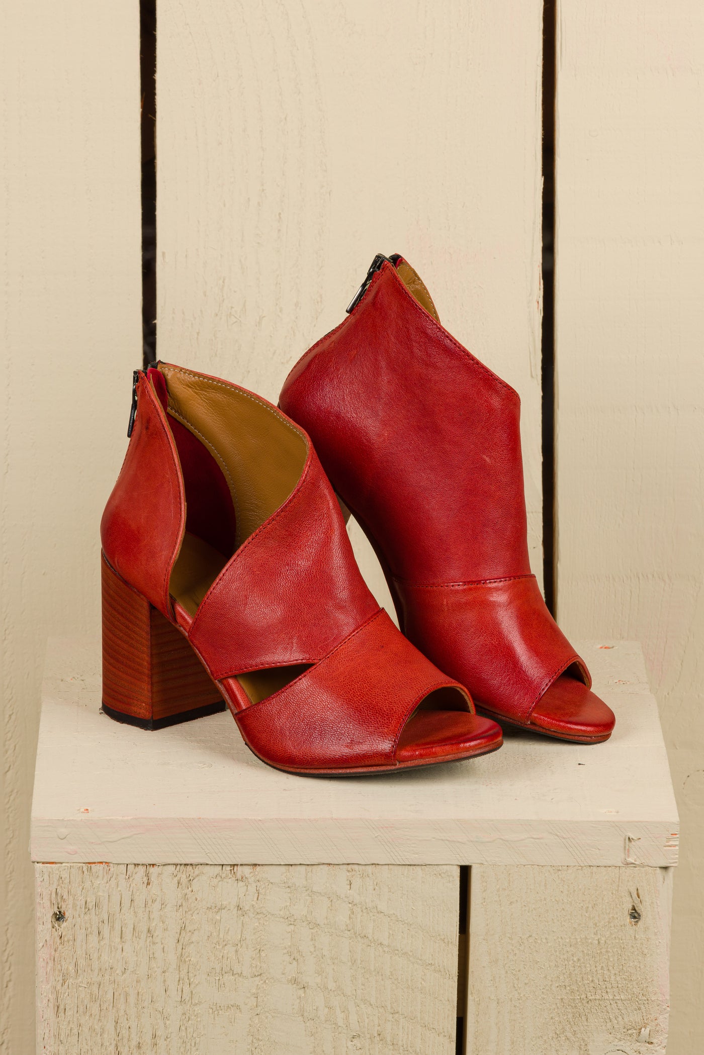 Front angled view of Aria V443 women's block heel sandals in porpora buffalo leather, open toe and overlapping front.