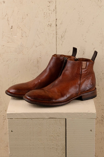 Benheart Aufiero 1434 men’s Chelsea boot in cocker leather with inner zip and pull tabs, front angled view.