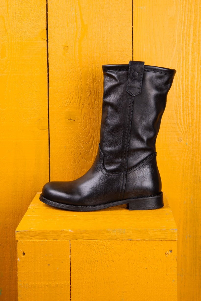 Benheart Agnese 5555 women’s black leather boots, side view.
