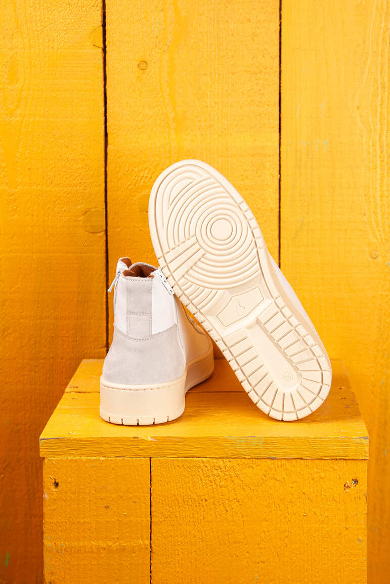 Rear view of one Bonetti 8473 unisex white leather high-top sneaker, while the other is angled to display the rubber sole.