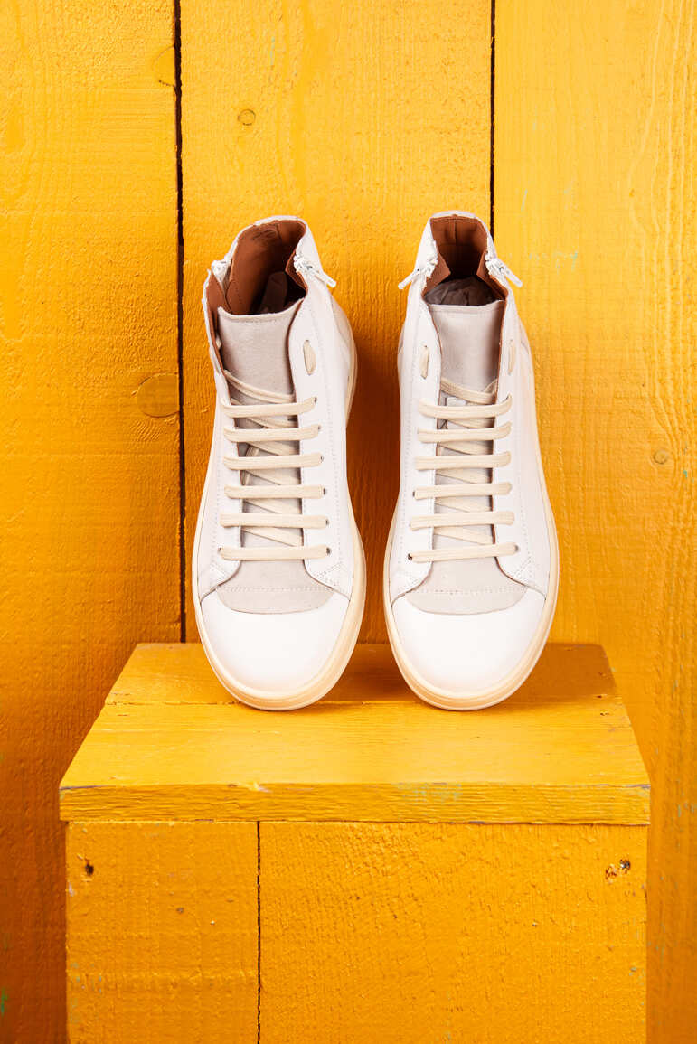 Benheart Bonetti 8473 unisex white leather high-top sneakers with rubber soles, top view.
