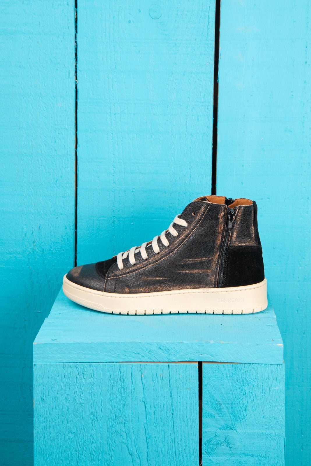 Benheart Bonetti 8473 unisex black beige leather high-top sneakers with rubber soles, side view.