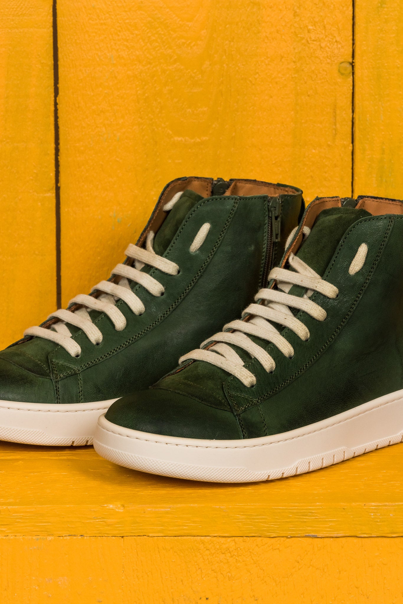 Benheart Bonetti 8473 unisex green leather high-top sneakers with rubber soles, close up view.