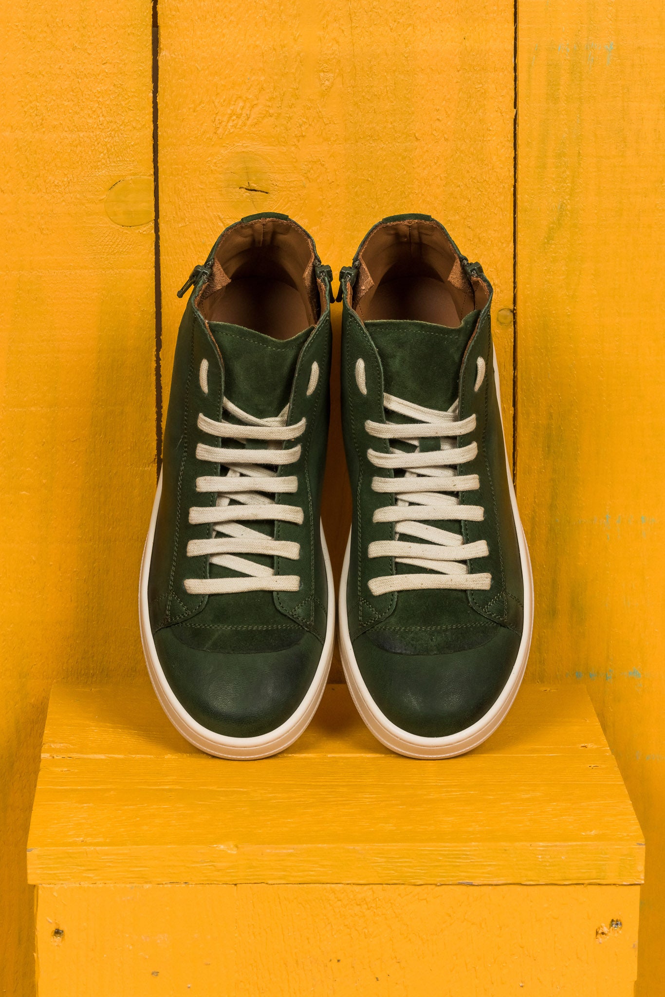 Benheart Bonetti 8473 unisex green leather high-top sneakers with rubber soles, top view.