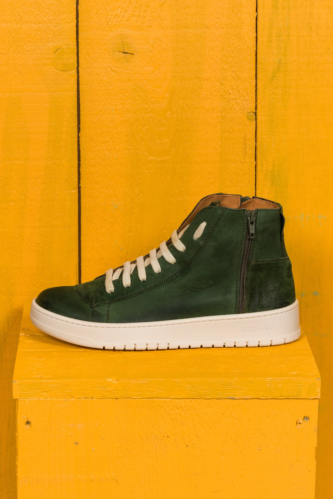 Benheart Bonetti 8473 unisex green leather high-top sneakers with rubber soles, side view.