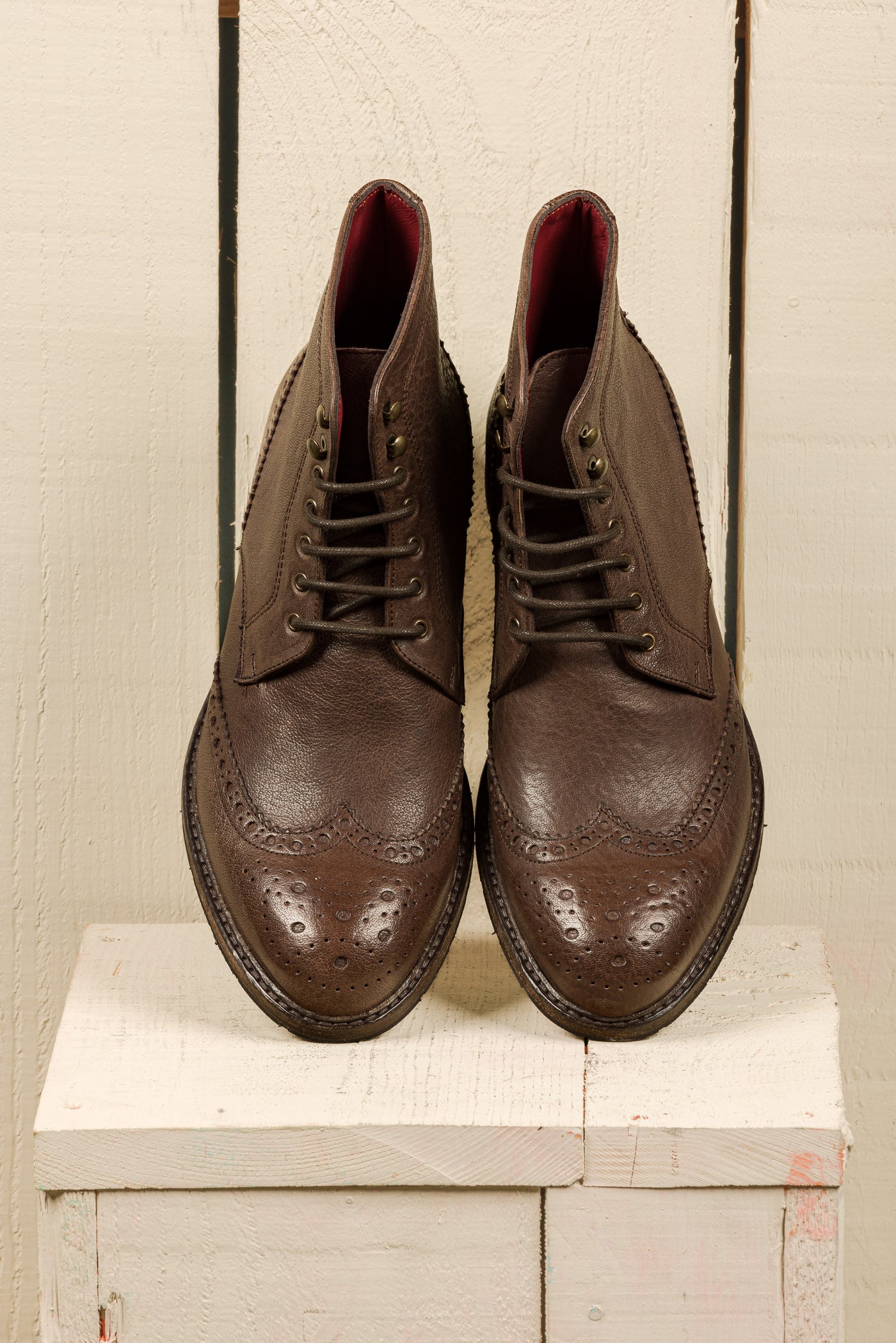 Top view of Benheart Daniel men’s brown leather lace-up brogue ankle boots with wingtip design