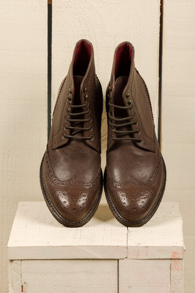 Top view of Benheart Daniel men’s brown leather lace-up brogue ankle boots with wingtip design