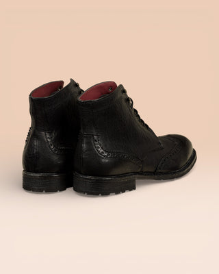 Rear view of a pair od Daniel leather boots fro men by Benheart, black color.