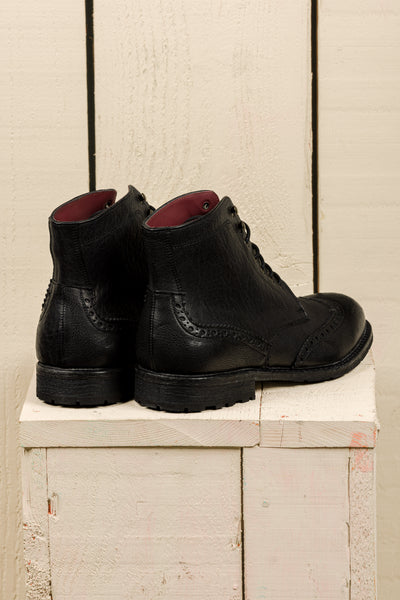 Rear view of a pair od Daniel leather boots fro men by Benheart, black color.