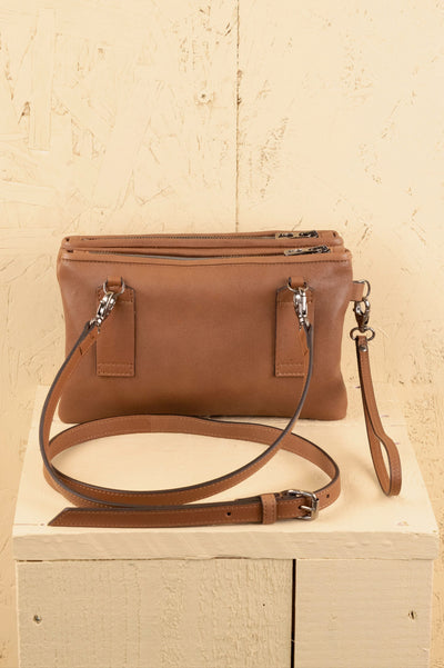 Rear view of the Benheart Desert Pochette Borchiata in Cuoio color.