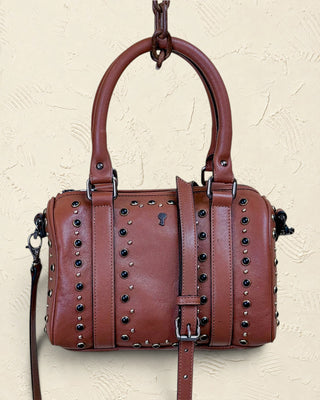 Borsa bowling Benheart | Made in Italy, Made with Heart in pelle di agnello marrone con borchie e tracolla rimovibile.