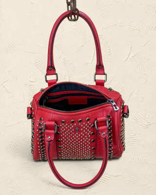 Borsa bowling rossa in pelle di agnello con borchie metalliche, firmata Benheart | Made in Italy, Made with Heart.