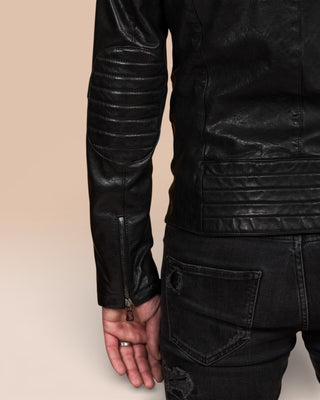 Detail of the back cuff zipper on the Driss leather jacket in black.