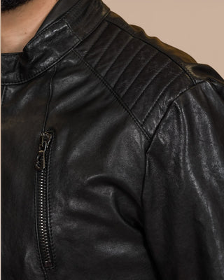 Close-up of the shoulder and zipped front pocket of the Driss men's leather jacket in black.