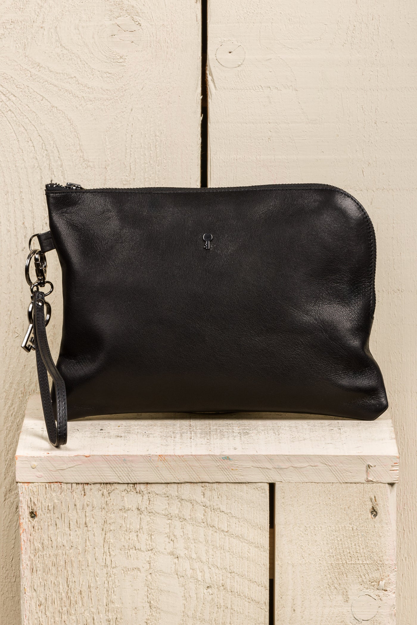 Benheart Gigi leather pouch in black, handcrafted in Italy, front view.