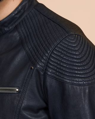 Close-up of the left shoulder of the blue Hich leather jacket by Benheart.