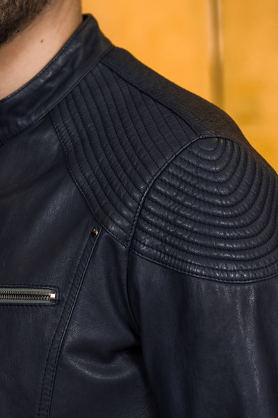 Close-up of the left shoulder of the blue Hich leather jacket by Benheart.