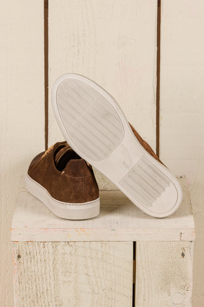 Benheart Leclerc men’s brown suede leather low-top sneakers, rear view with one shoe showing the white rubber sole.