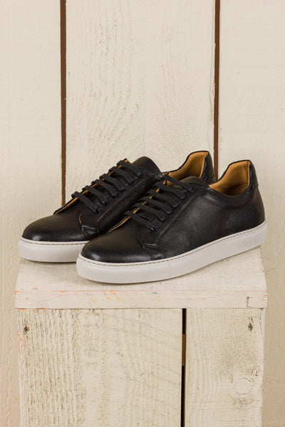 Benheart Leclerc men’s black leather low-top sneakers, front angled view.
