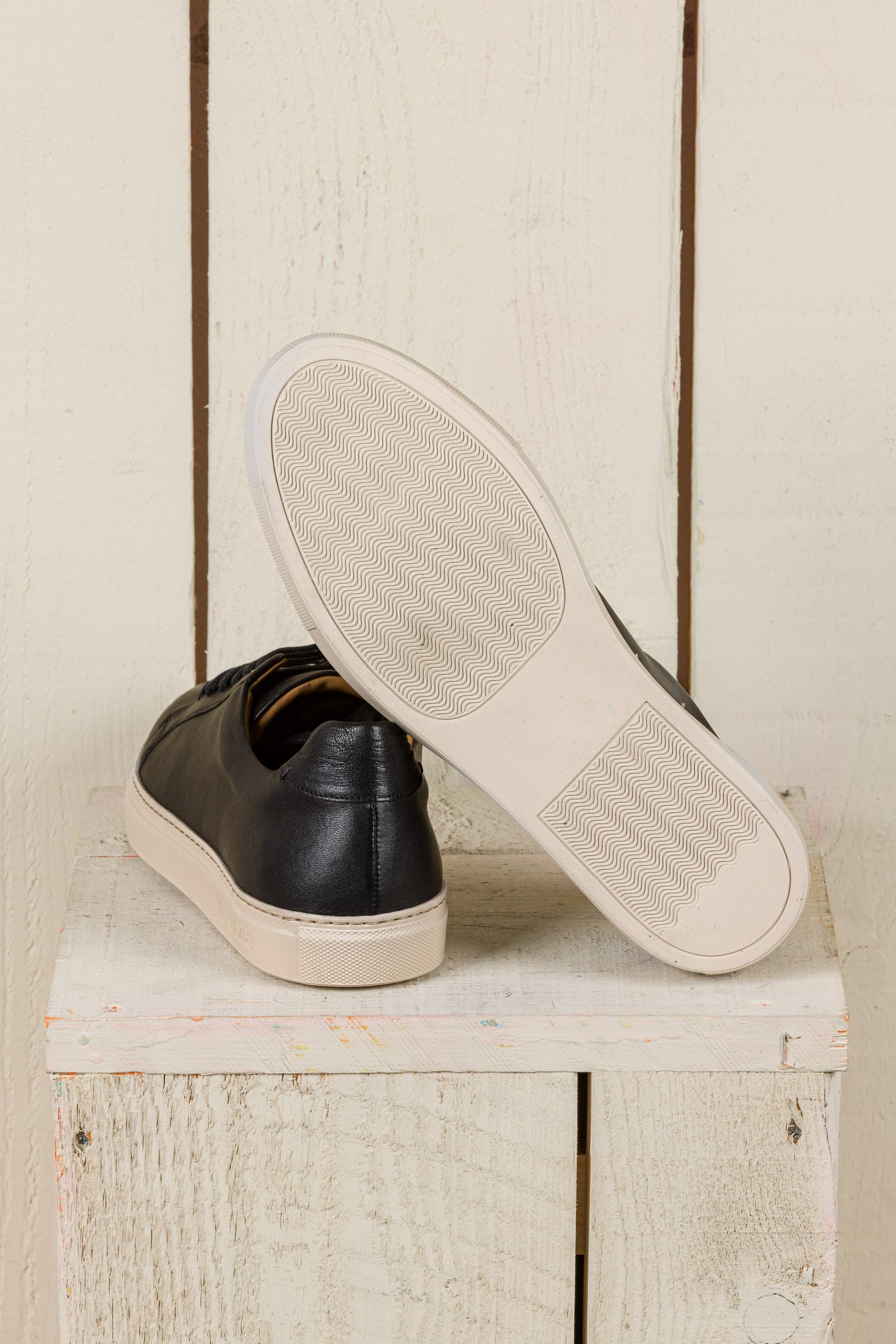 Benheart Leclerc men’s black leather low-top sneakers, rear view with one shoe showing the white rubber sole.