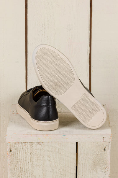 Benheart Leclerc men’s black leather low-top sneakers, rear view with one shoe showing the white rubber sole.