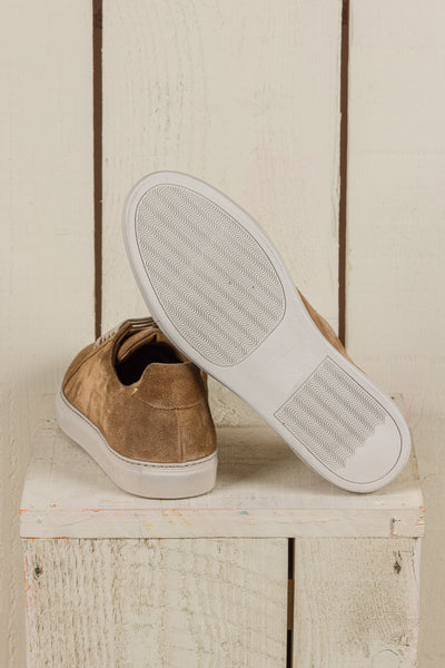 Benheart Leclerc men’s taupe suede leather low-top sneakers, rear view with one shoe showing the white rubber sole.