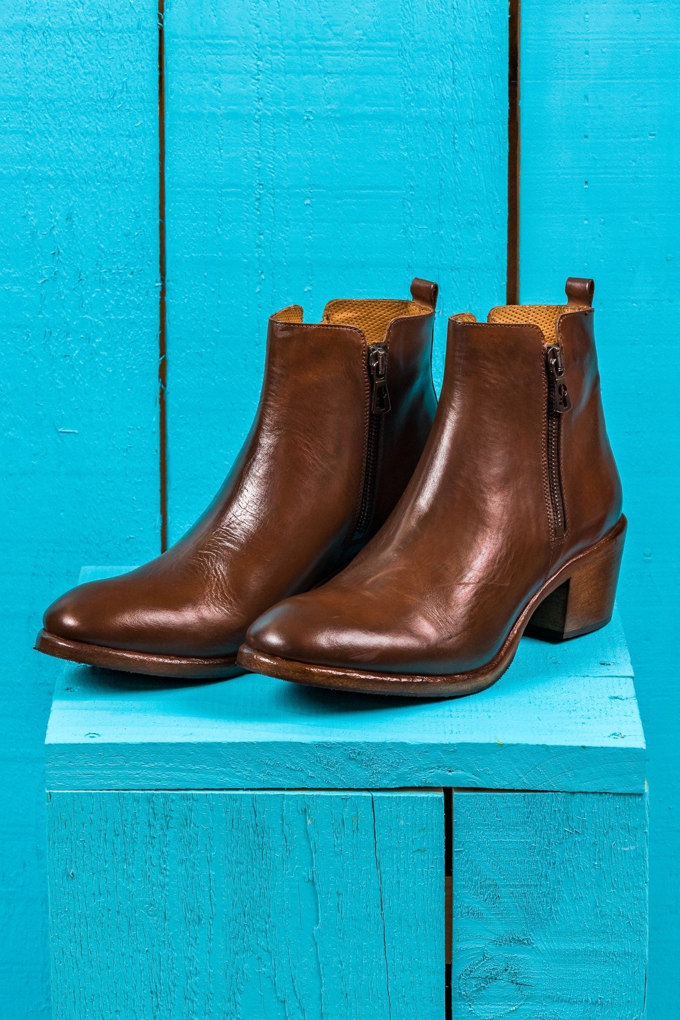 Benheart Miranda 5258 women’s cerro leather ankle boots with side zip, front angled view.