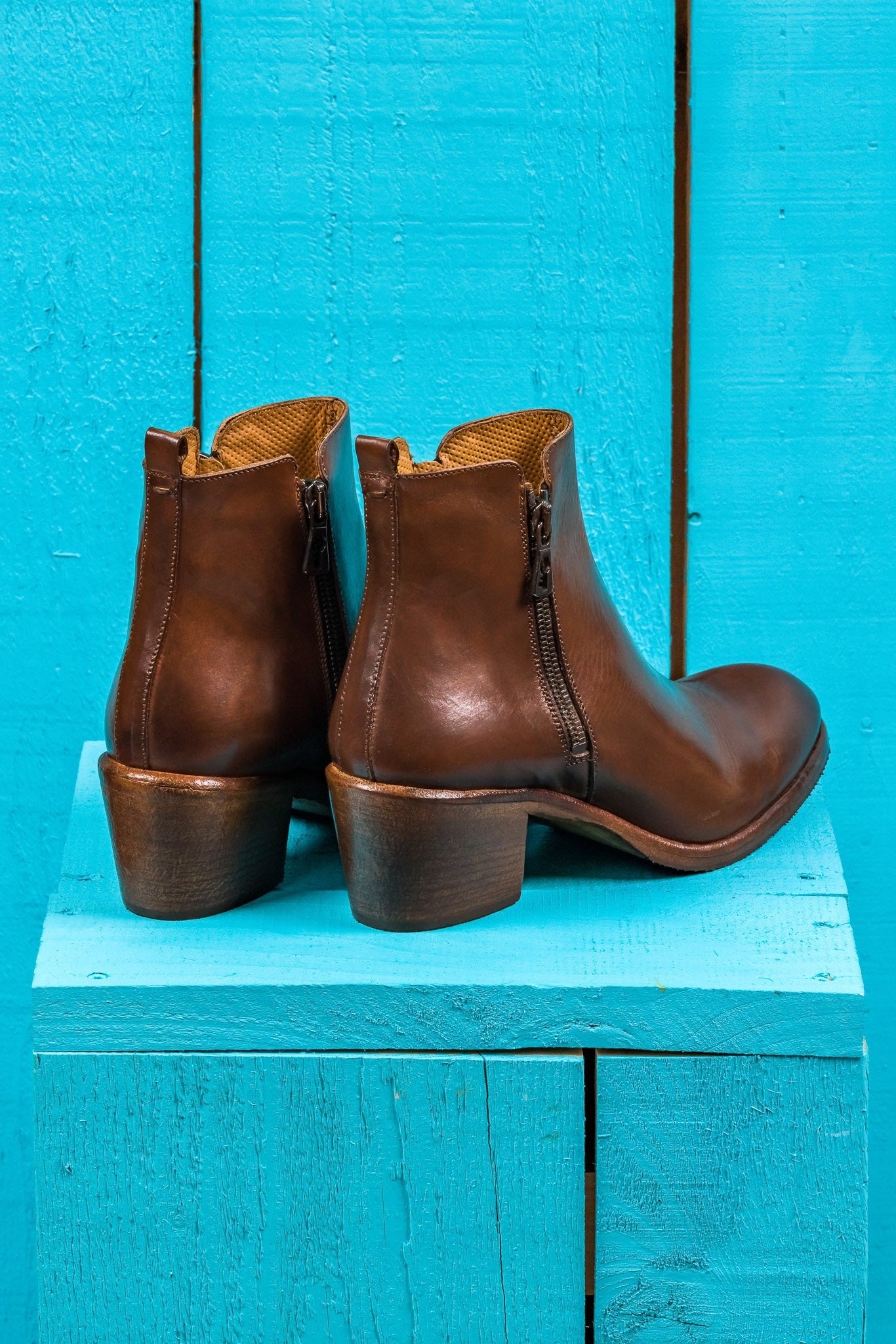 Benheart Miranda 5258 women’s cerro leather ankle boots with side zip, rear angled view.