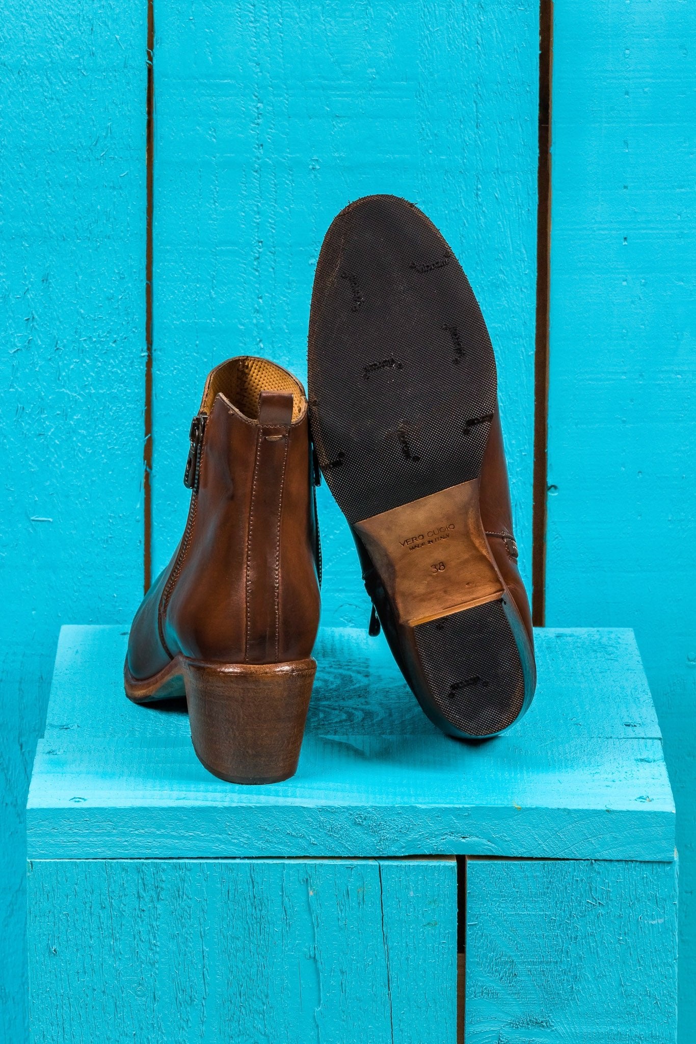 Benheart Miranda 5258 women’s cerro leather ankle boots with side zip, rear view showing sole.