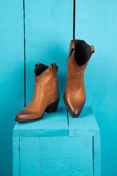 Benheart Natali 5151 Texan low-cut boots in cerro, front angled and top view.
