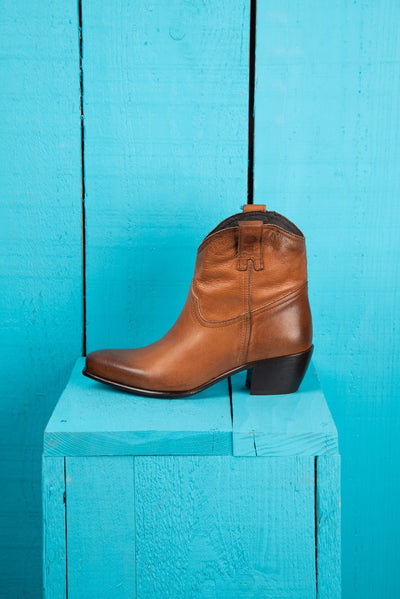 Benheart Natali 5151 Texan low-cut boots in cerro, side view.