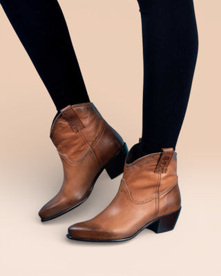 Benheart Natali 5151 women's leather Texan low-cut boots in cerro, worn by a model on a sky blue surface.