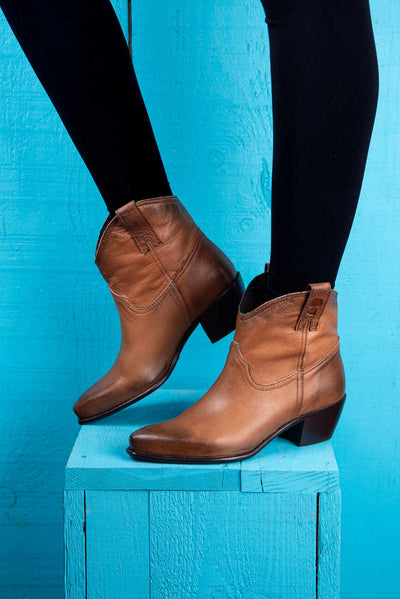 Benheart Natali 5151 women's leather Texan low-cut boots in cerro, worn by a model on a sky blue surface.
