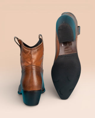 Benheart Natali 5151 Women’s Texan Low Boots in cerro – Rear View Showing Single Boot with Vibram Sole