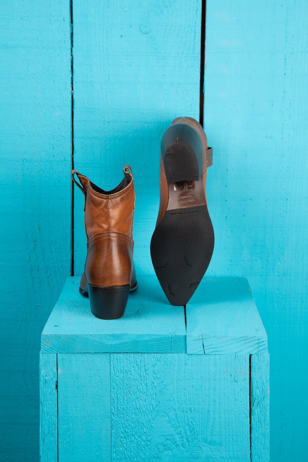 Benheart Natali 5151 Women’s Texan Low Boots in cerro – Rear View Showing Single Boot with Vibram Sole