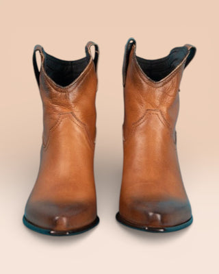 Benheart Natali 5151 Texan low-cut boots in cerro, front view.
