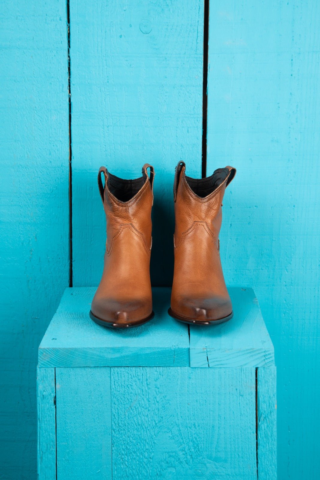 Benheart Natali 5151 Texan low-cut boots in cerro, front view.